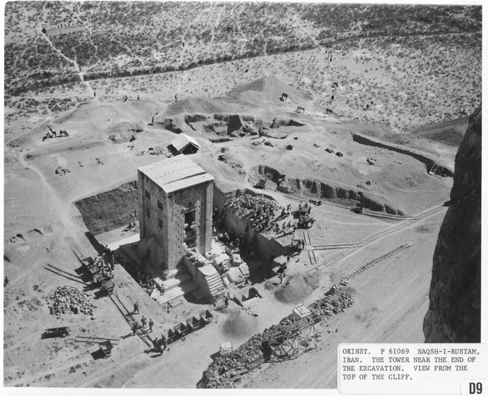 عکس هوایی از کعبه زرتشت هنگام عملیات باستانشناسی
