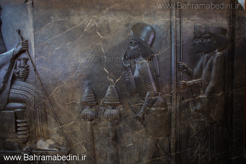 لباس مادها، نقش برجسته متعلق به پارسه واقع در موزه ایران باستان، تهران، ایران